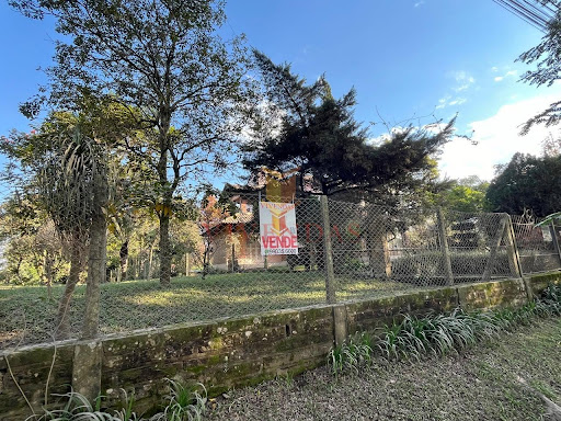 Refúgio Urbano em Vera Cruz: Casa de Esquina com Lazer Completo e Terreno de 2.000m²