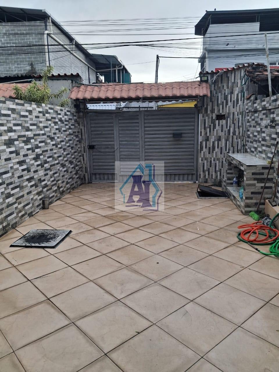 Portão de entrada e quintal.