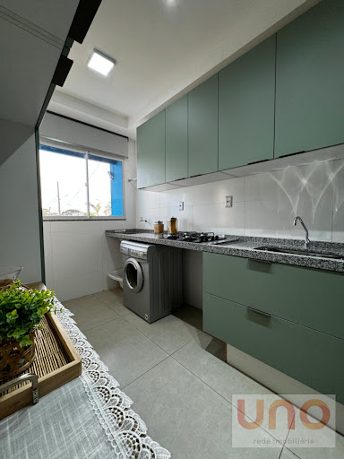 Cozinha do apartamento decorado no layout com 3 quartos