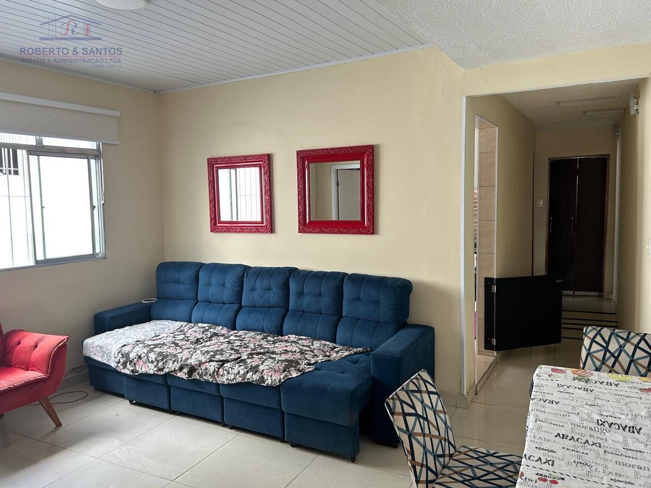 Sala com piso em porcelanato