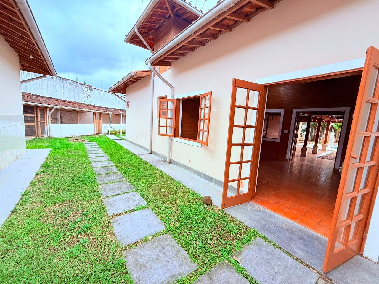 Casa à venda com 3 quartos, 3 banheiros, 4 vagas e 900m² no Jardim Carolina, Ubatuba (SP) — foto 4 de 17