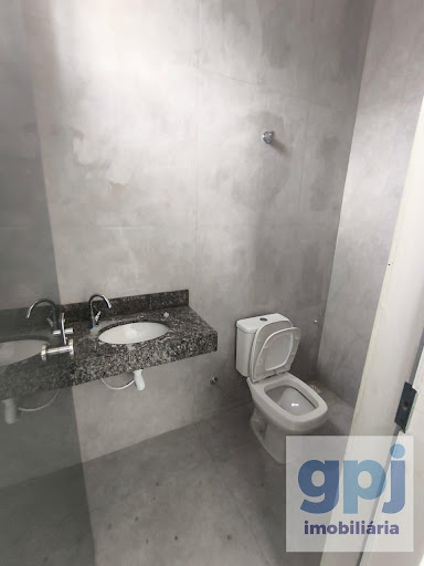 Galpão para Locação em Nova Serrana com 548m² e 2 Banheiros