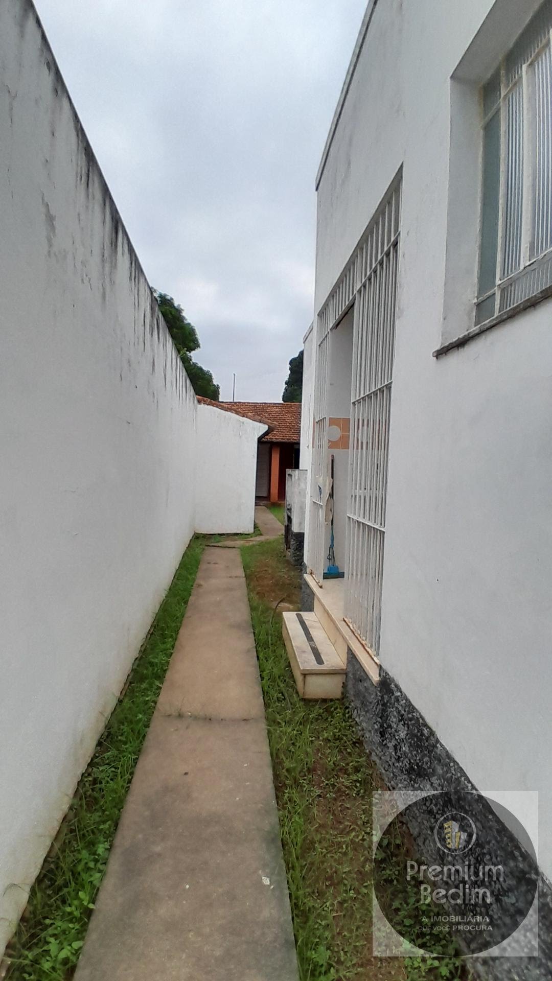 Acesso lateral garagem/área 