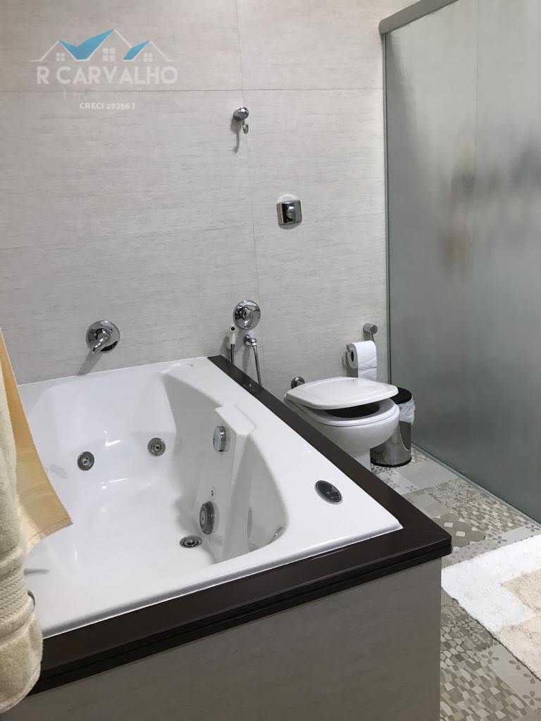 Casa com 4 dormitórios 