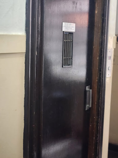 Edifício c/ 2 elevadores de acesso ao apto