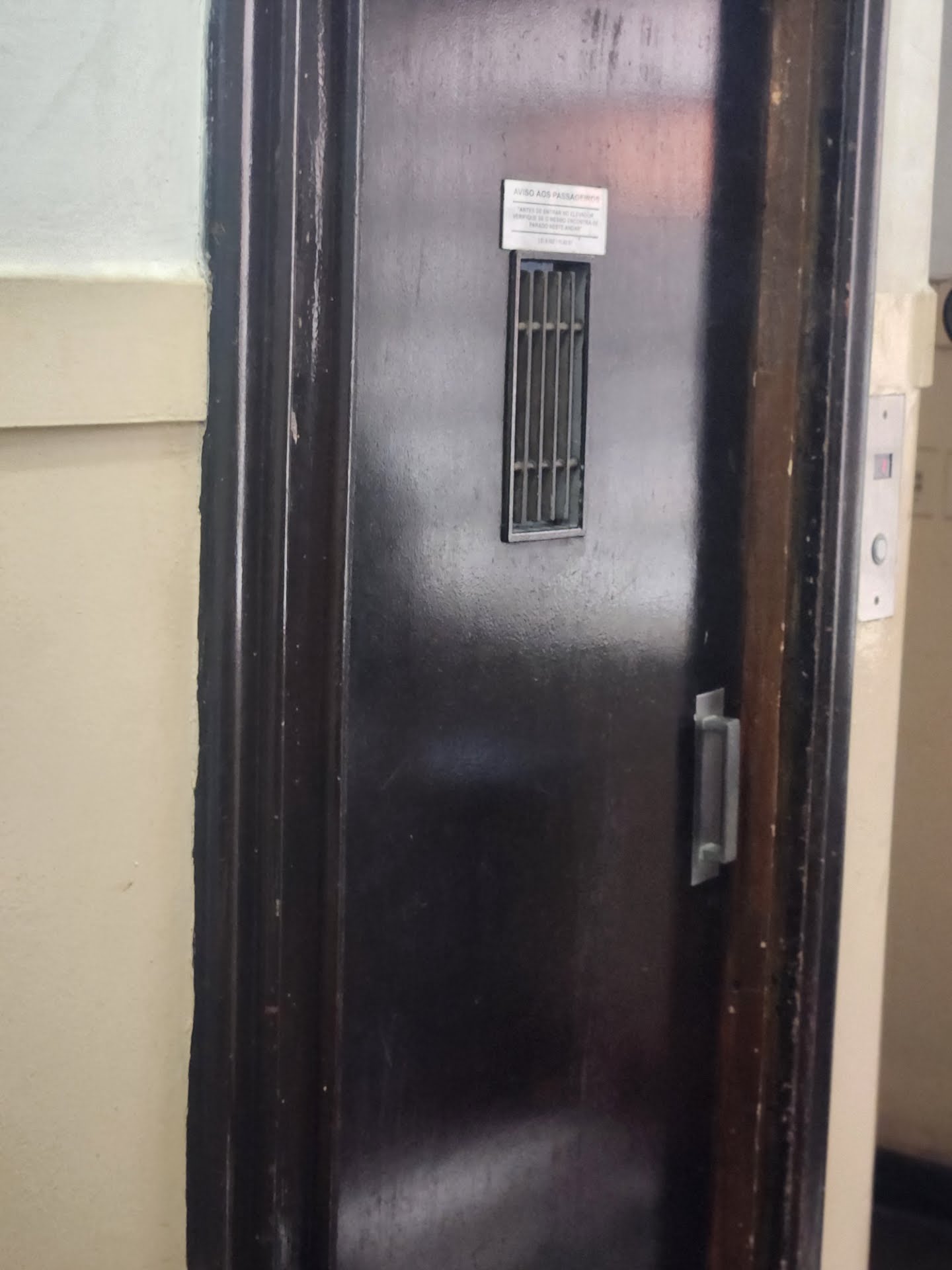 Edifício c/ 2 elevadores de acesso ao apto