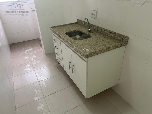 Cozinha com pia e gabinete