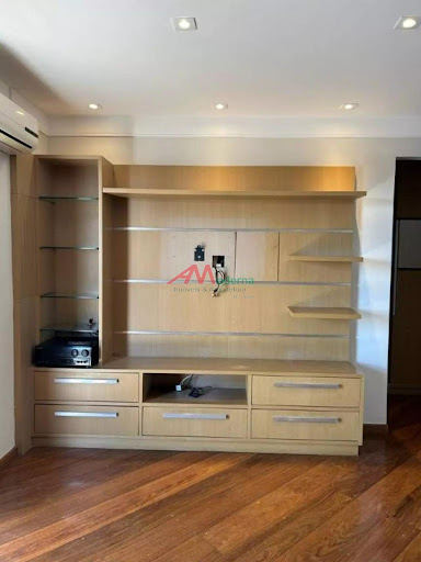 Apartamento reformado e com ótimo acabamento, composto por 4 dormitórios, 3 suítes, sala de TV, sala de jantar, sala de estar, lavabo e escritório. Condomínio com lazer completo.