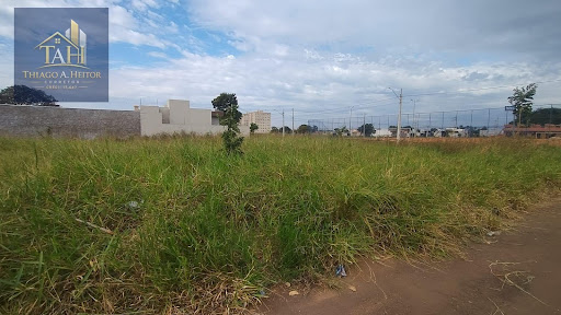 perto de praça, conveniência e quadra