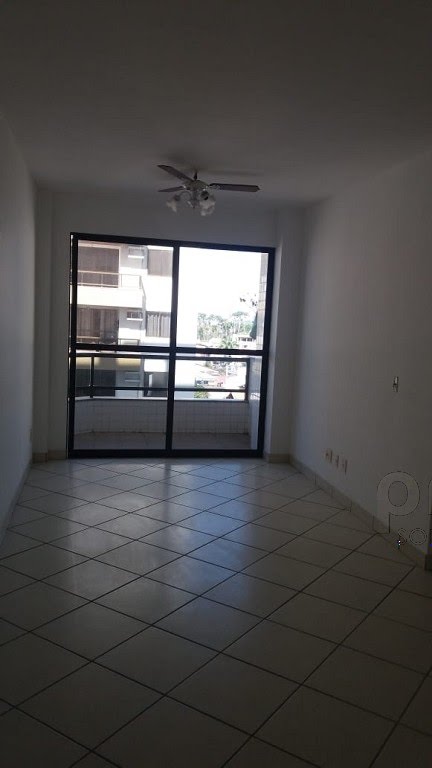 sala com ventilador de teto