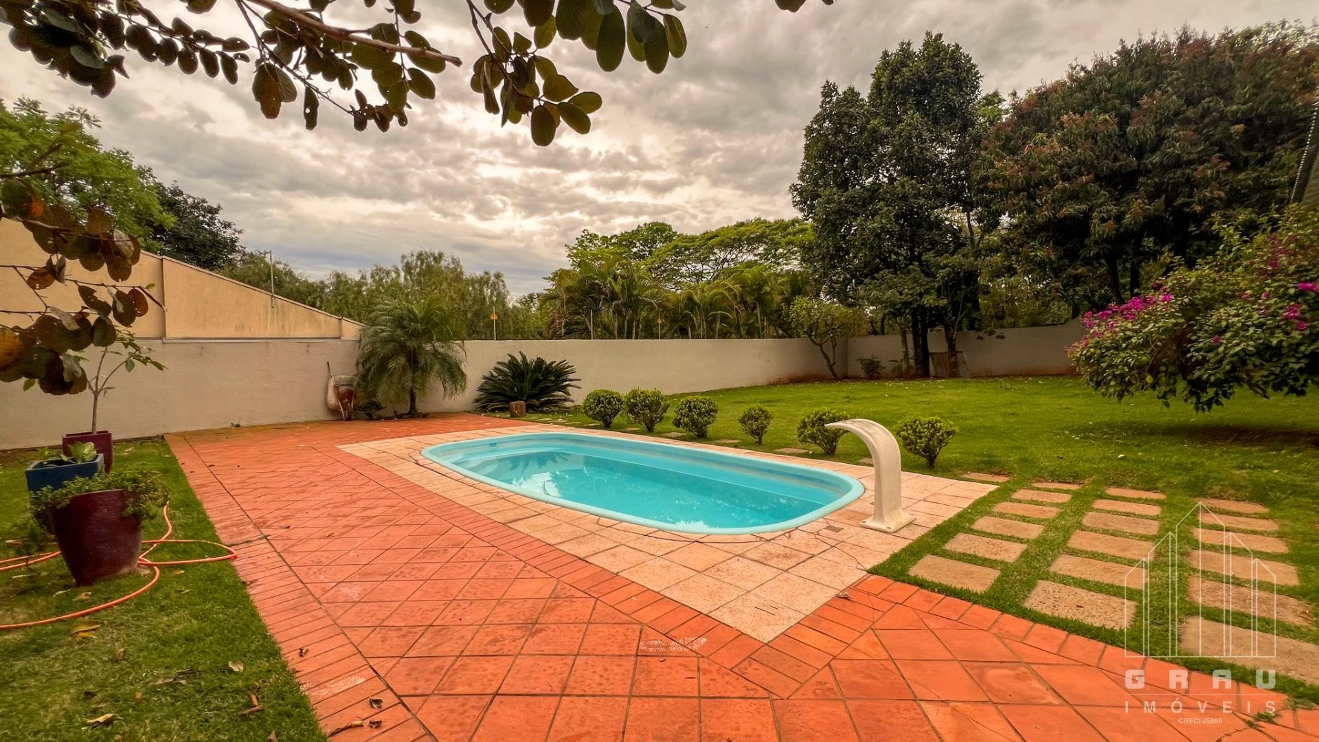 Sobrado com piscina no Jardim Iara  -  Foz do Iguaçu