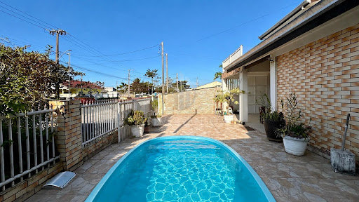 Sobrado à venda em Guaratuba: 3 quartos e 251m² com piscina