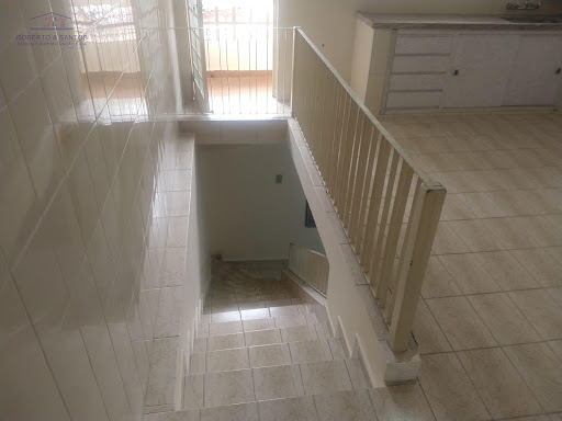 Escadas para 1 dormitório em baixo