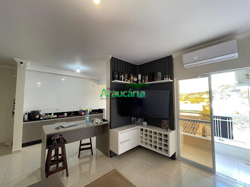 Sala com bancada e painel de TV