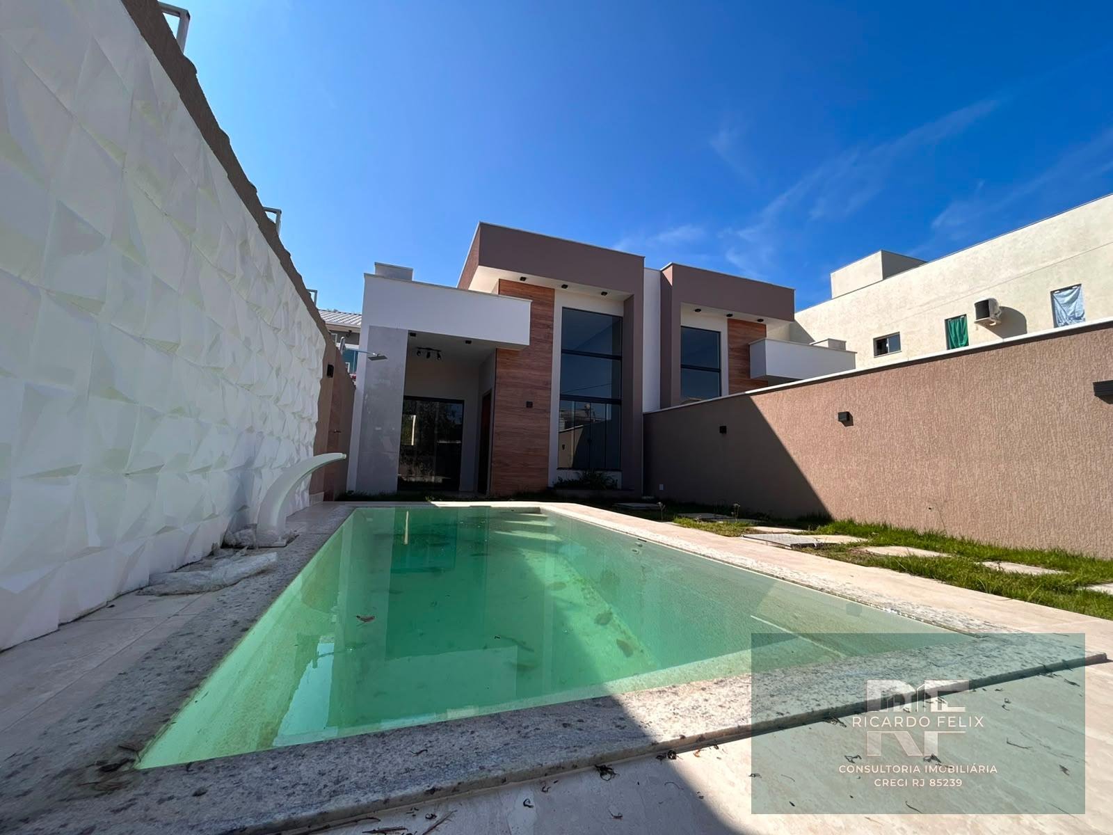 Casa à venda com 3 quartos, 2 banheiros, 2 vagas e 180m² no Recreio, Rio das Ostras — foto principal
