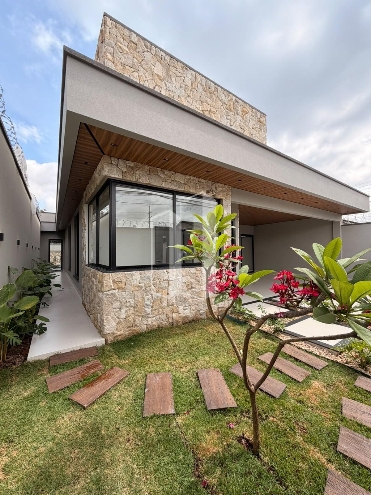 Casa à venda com 3 quartos, 3 suítes, 4 vagas e 225m² no Parque Anhanguera, Goiânia (GO) — foto 2 de 20