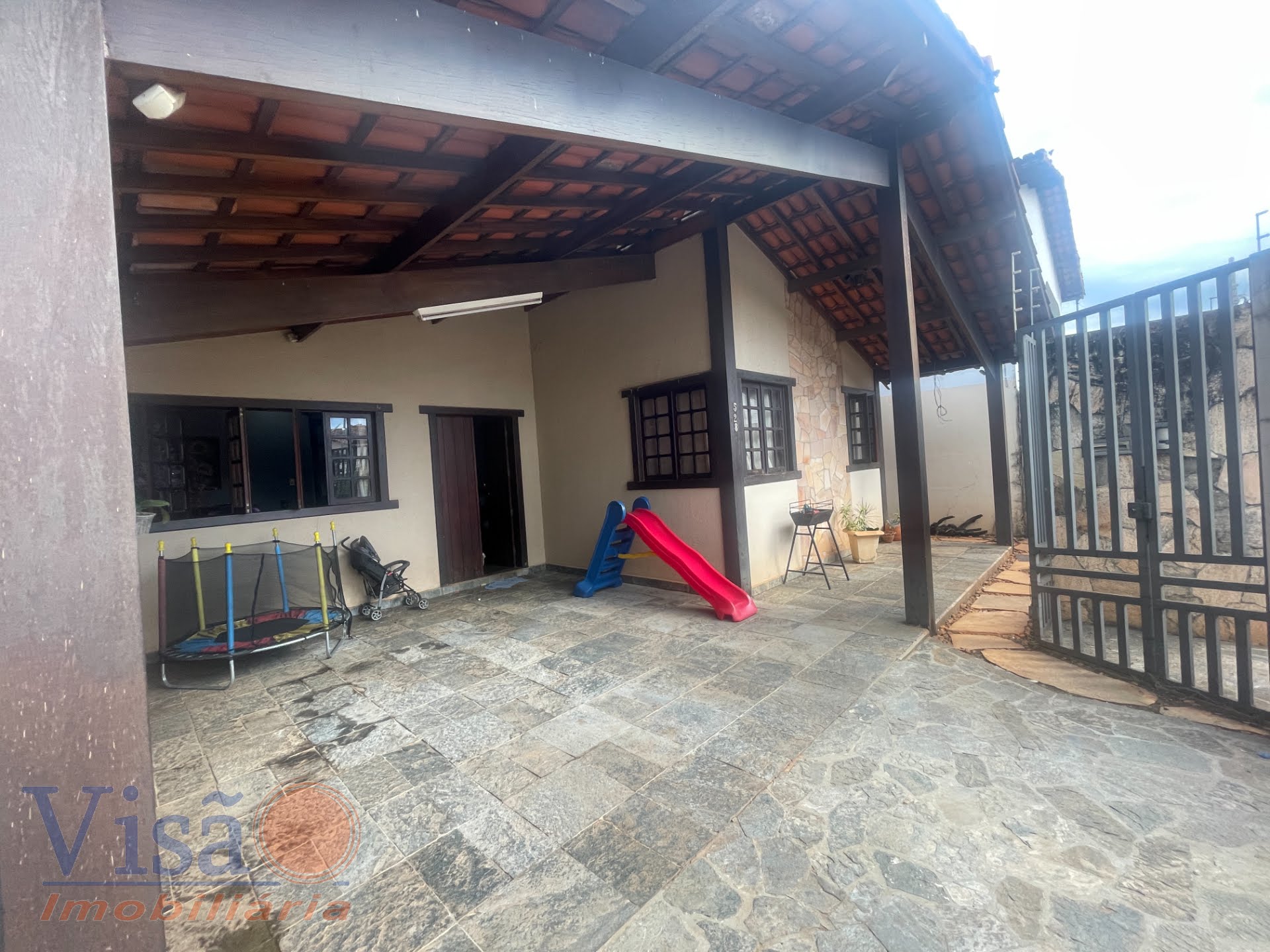 Casa à venda com 3 quartos, 2 banheiros, 2 vagas e 200m² no Bela Vista, Paracatu — foto principal