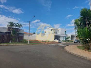 Lote / Terreno em Condominio Portal dos Pinheiros  -  Itapetininga