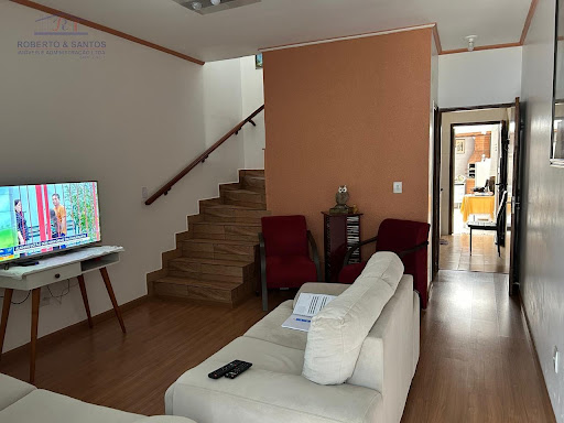 Sala e escadas para os dormitórios