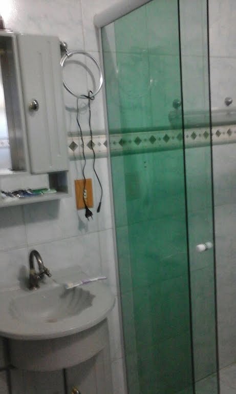 BANHEIRO COM BOX DE VIDRO