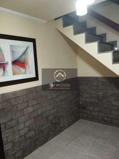 FJM IMOVEIS VENDE -  Linda casa Duplex no Colubandê próximo a igreja Nova Vida do Colubandê com 4 qts sendo 1 suite todos com varanda, piscina em alvenaria, garagem coberta, 2 salas,3 BH (2 socias), cozinha grande, espaço com jardim de inverno, cozinha grande, área de serviço e lavanderia. Doc.OK, 182 MTS de área construída. Valor 380 mil, somente venda, a vista, financiamento bancário ou carta de crédito. 