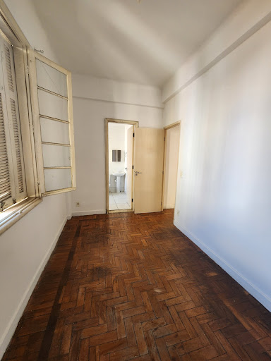 Vista do quarto/suíte pro banheiro