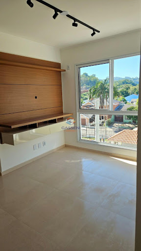 Sala de estar do apartamento, integrada à sala de jantar, com ambiente funcional e confortável.