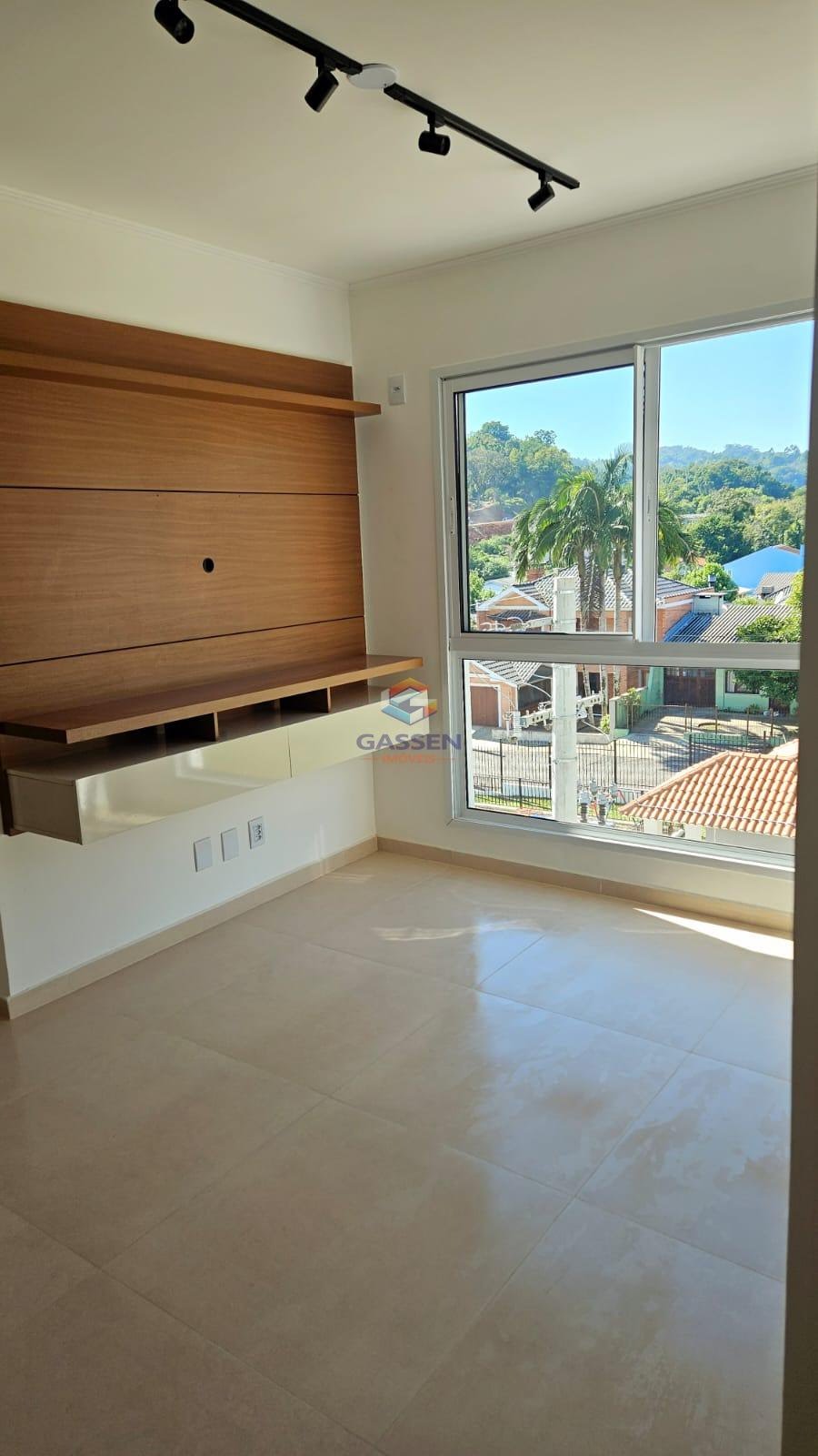Sala de estar do apartamento, integrada à sala de jantar, com ambiente funcional e confortável.