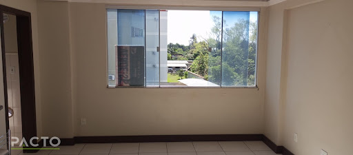 Apresentamos este excelente apartamento à venda no coração de Araranguá com cozinha planejada , quartos mobiliados e banheiros completos em uma localização privilegiada no Centro, ideal para quem busc
