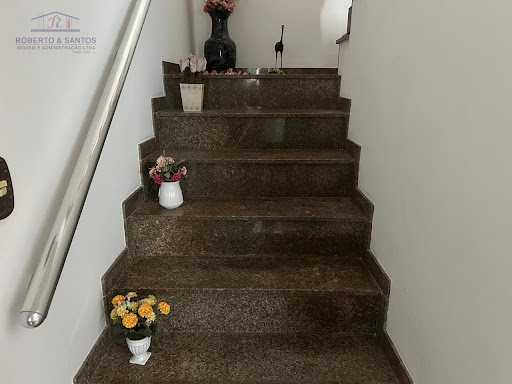 Escadas de granito para os dormitórios