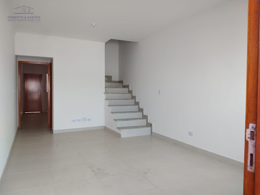 Sala com piso em porcelanato