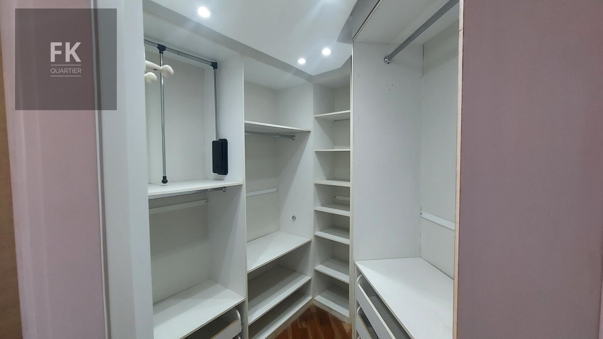 Casa à venda com 5 quartos, 4 suítes, 4 vagas e 250m² no Alphaville Residencial Dois, Barueri (SP) — foto 25 de 30