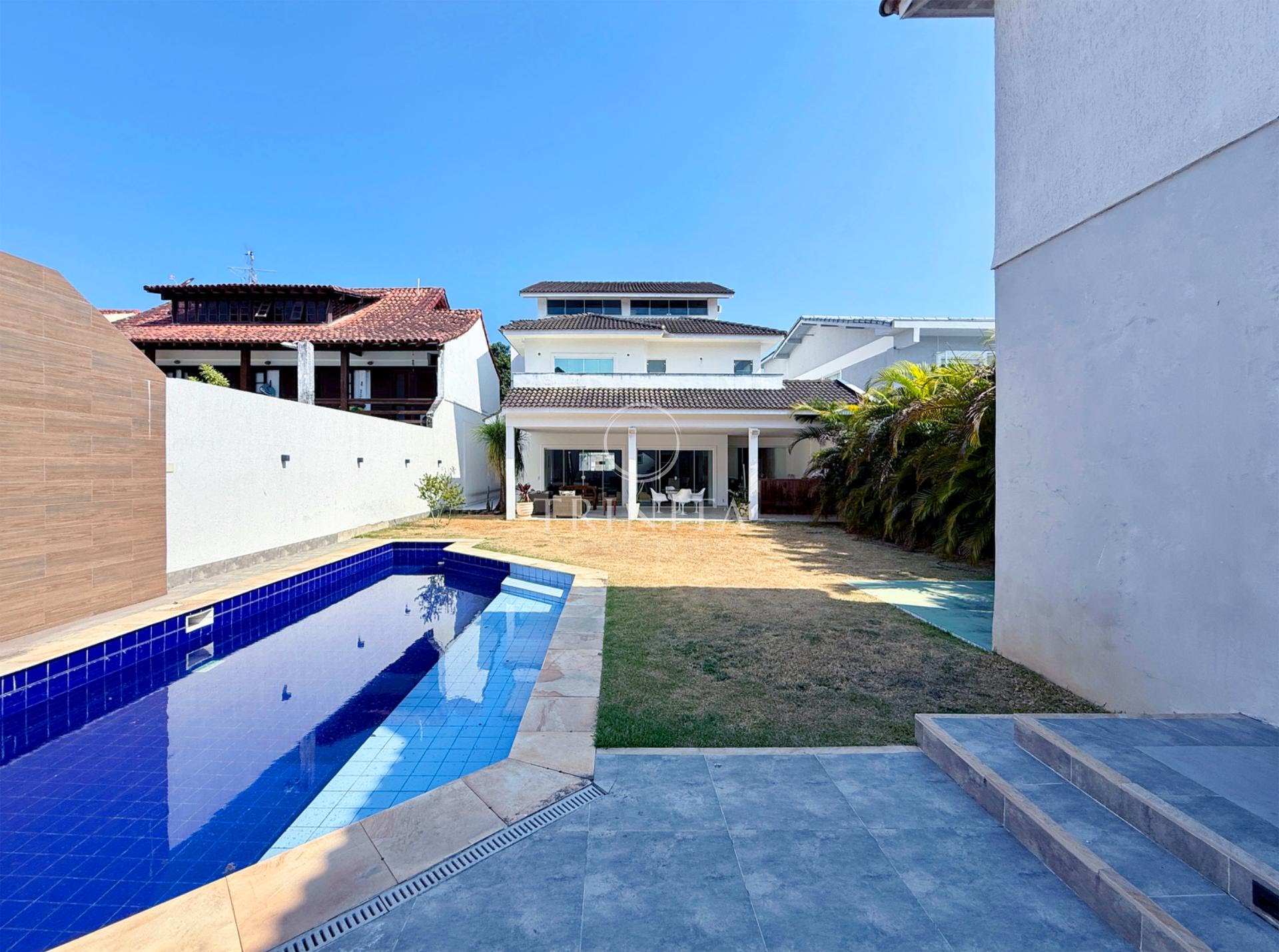 Fachada secundária da casa à venda no condomínio Rio Mar