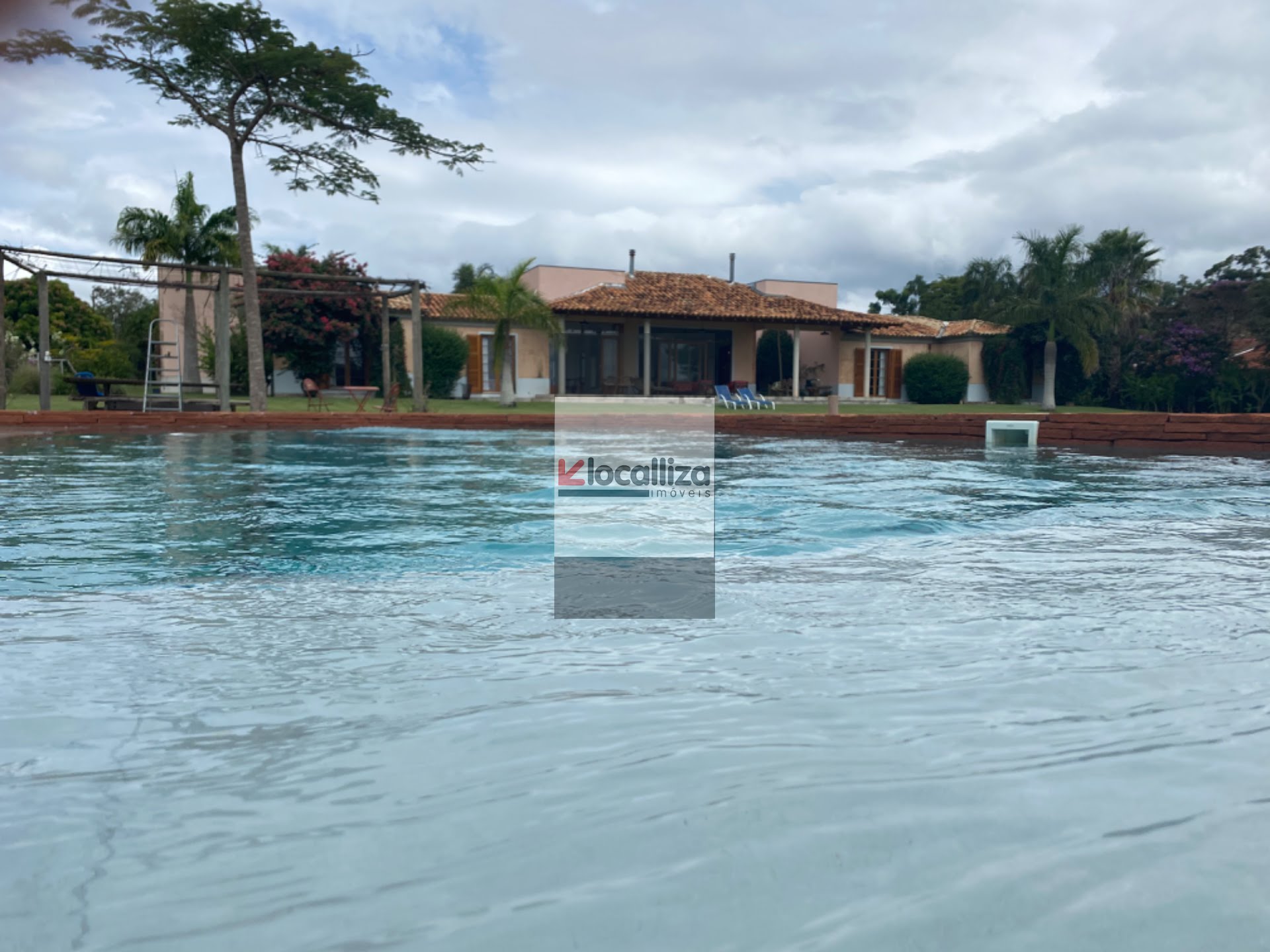 Vista da piscina para casa