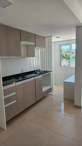 Cozinha integrada à área social do apartamento, com layout funcional para o dia a dia.