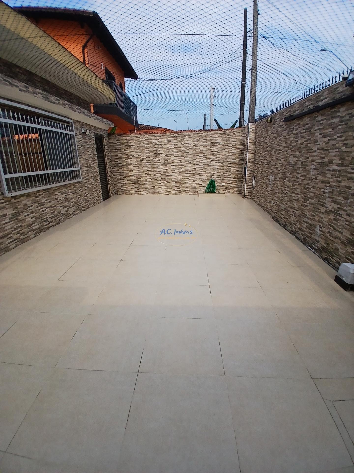 Casa à venda com 3 quartos, 1 suíte, 4 vagas e 130m² no Caiçara, Praia Grande (SP) — foto 2 de 30