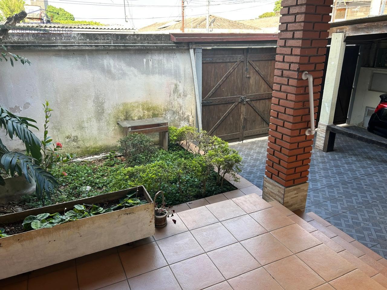 Frente com jardim