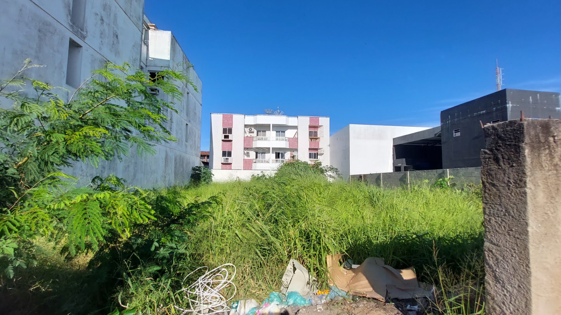 Vista de frente do terreno  na Rua Pedro Marins em Campos