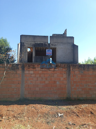 Terreno com casa em construção de 02 andares, em acabamento.  