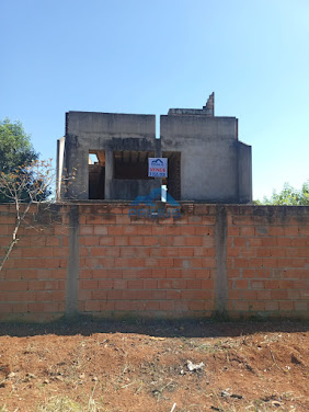 Terreno com casa em construção de 02 andares, em acabamento.  