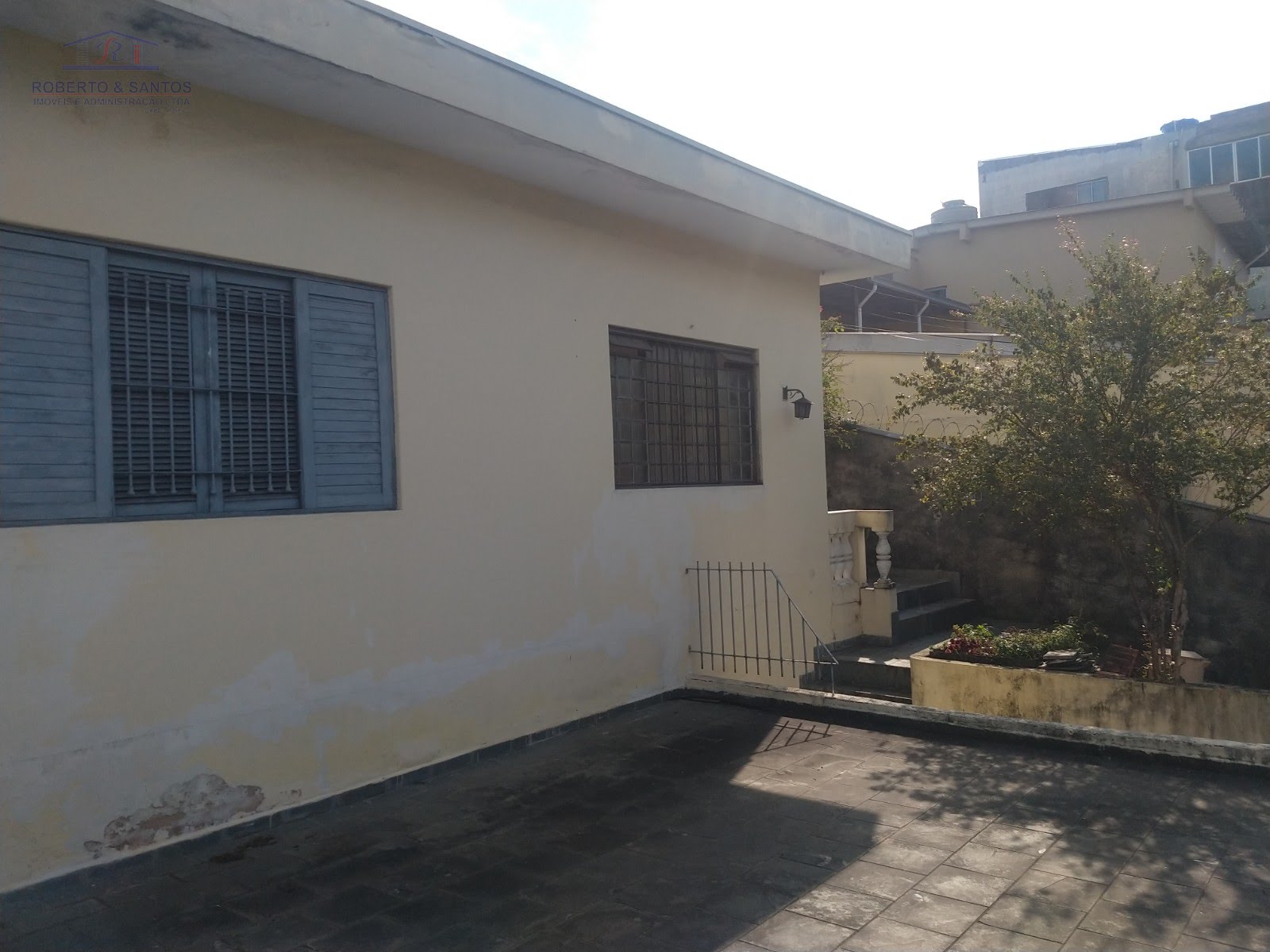 Frente da casa, outra vista