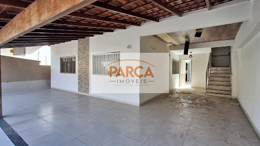 Casa à Venda em Laranjeiras - 5 Dormitórios e 290m²