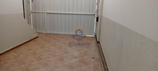 Garagem com portão automatizado 