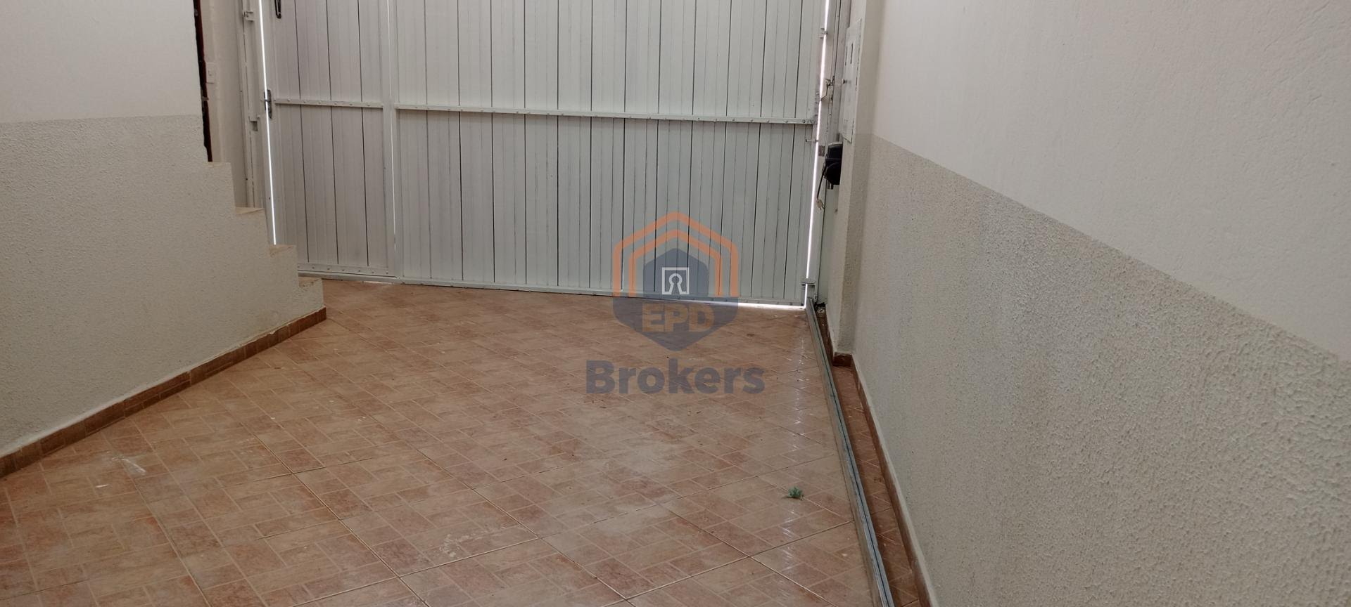 Garagem com portão automatizado 