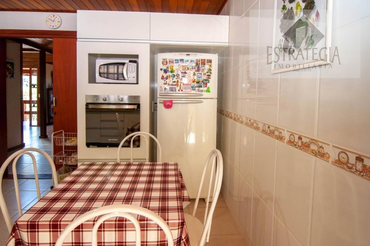 Casa à venda com 4 quartos, 4 suítes, 2 vagas e 400m² no Retiro, Petrópolis (RJ) — foto 13 de 16