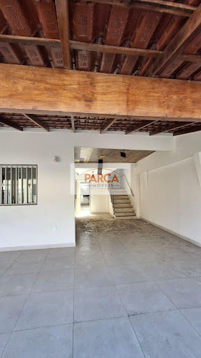 Casa à Venda em Laranjeiras - 5 Dormitórios e 290m²