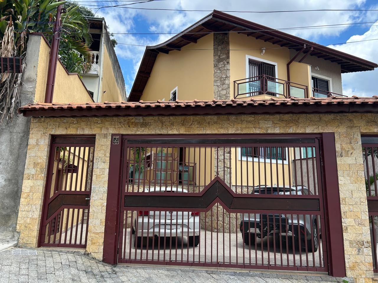 Frente com portão automático