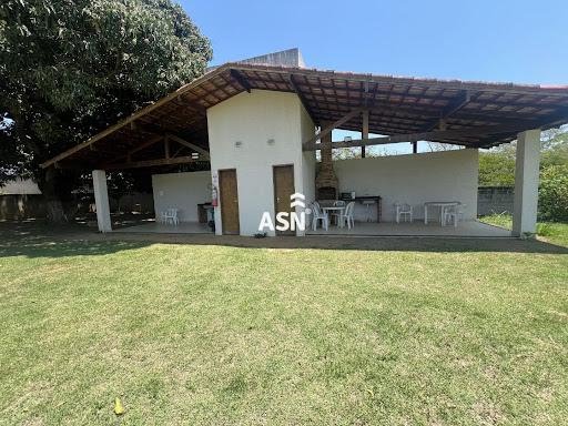 Área de lazer com churrasqueira e campo Gramado 