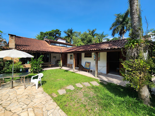 Casa com piscina em terreno de 565m2 em área nobre no Itaguá