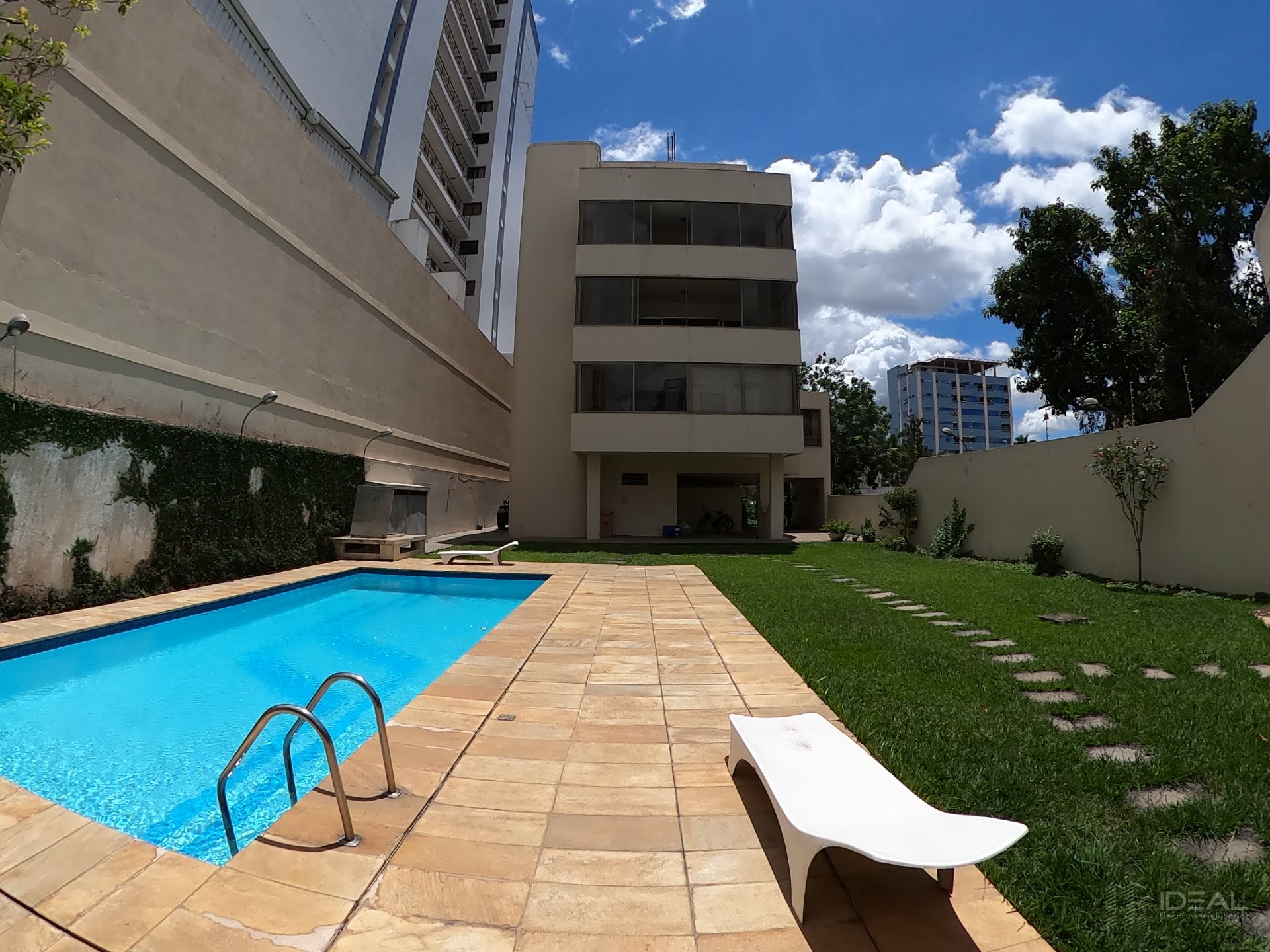Apartamento à venda com 4 quartos próximo ao CENSA no Centro de Campos dos Goytacazes, RJ.